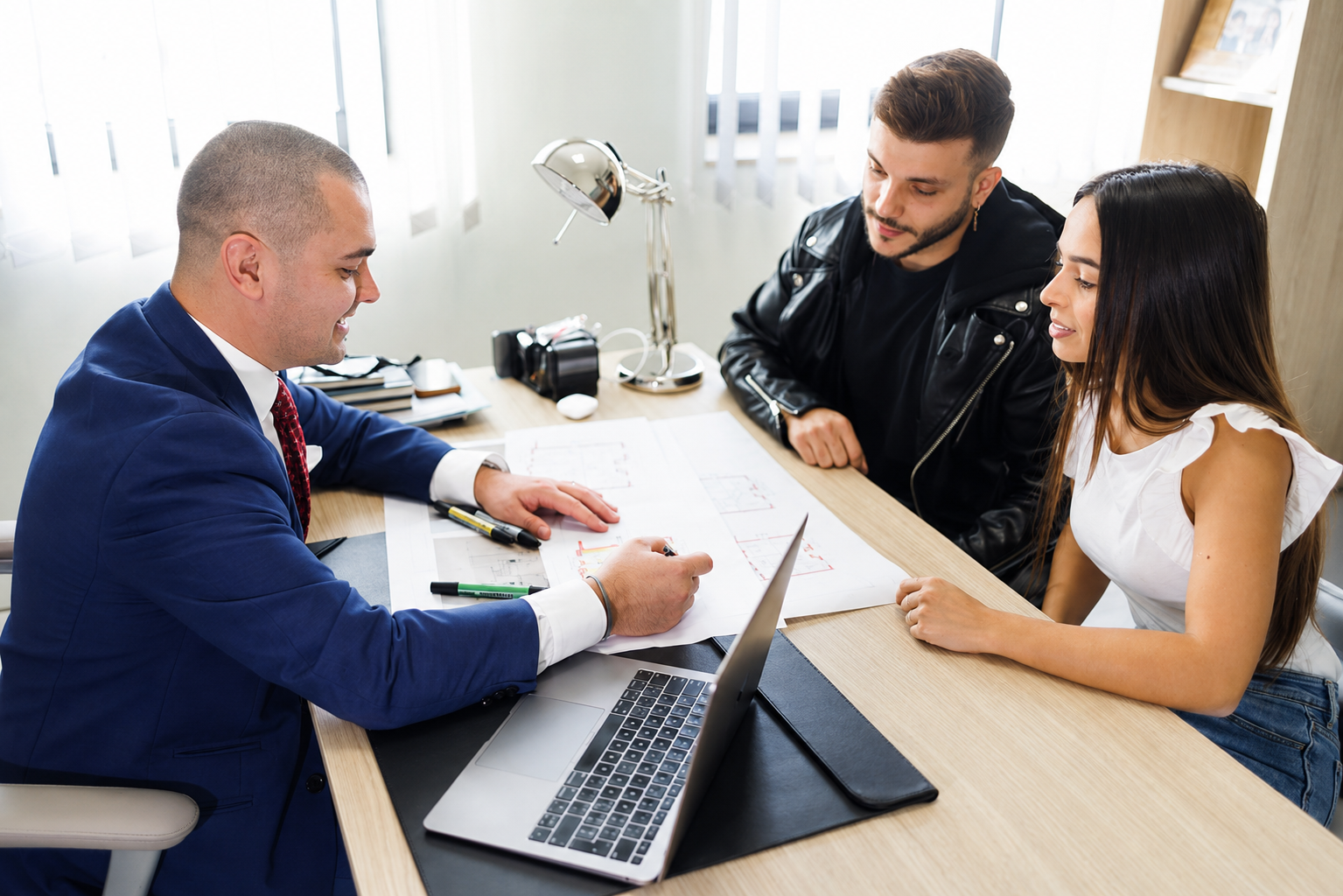 Andrea Di Martino con clienti